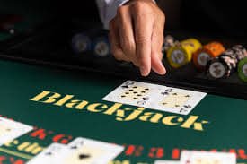 Player placing bets on menara togel interface